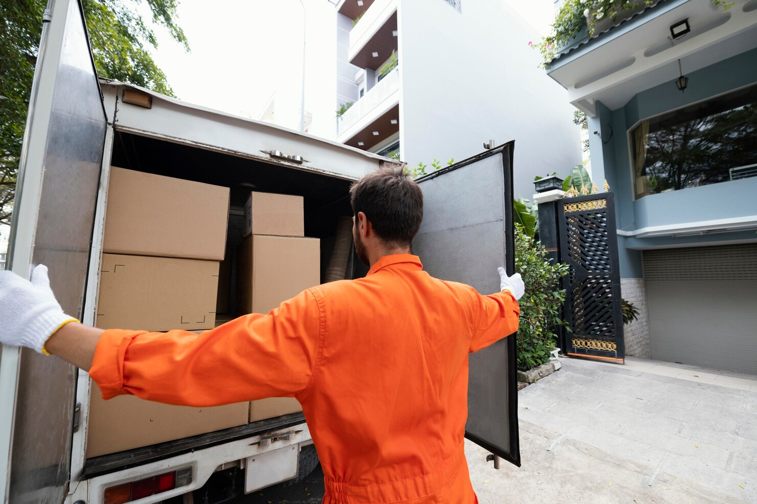 repartidor joven cerrando puertas camion reparto 23 2148944604